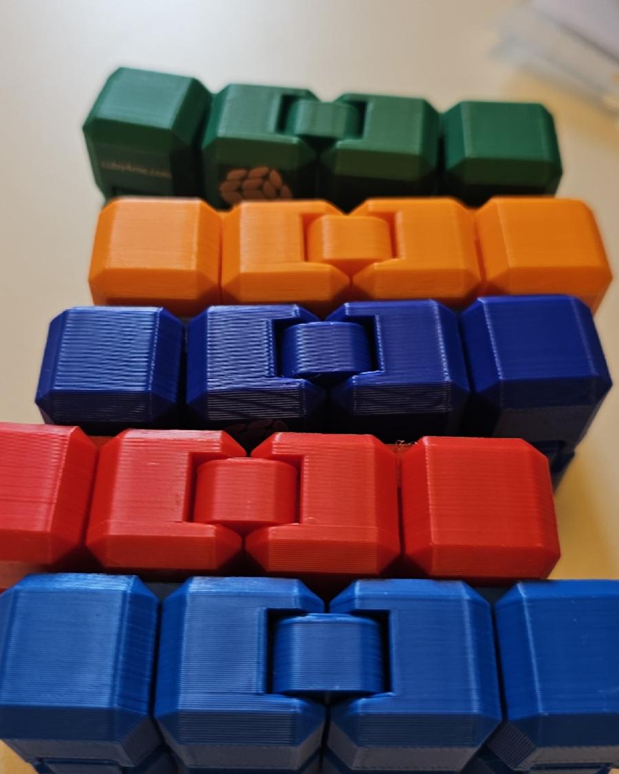 Fünf CUBYs in Grün, Orange, Navy, Rot und Blau nebeneinander